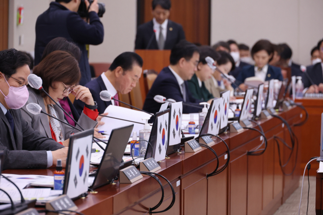 23일 국회에서 열린 산업통상자원중소벤처기업위원회 전체회의에서 국민의힘 의원석에 대일외교 관련 태극기가 붙어있다. 연합뉴스