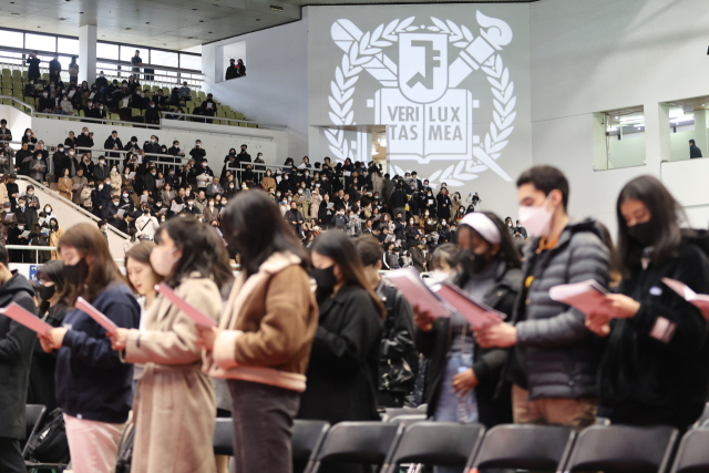 2일 오전 서울 관악구 서울대학교에서 열린 2023학년도 입학식에서 신입생들이 교가를 부르고 있다. 연합뉴스