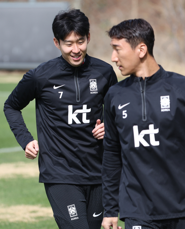 대한민국 축구 국가대표팀 손흥민이 22일 오전 경기도 파주 NFC(축구대표팀 트레이닝센터)에서 평가전 대비 훈련을 하고 있다. 대표팀은 24일 울산 문수축구경기장에서 콜롬비아와 A매치를 치르고, 28일에는 서울월드컵경기장에서 우루과이를 상대한다. 연합뉴스