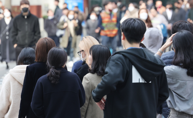 7일 서울 도심에서 점심시간 직장인들이 식사를 위해 이동하고 있다. 연합뉴스