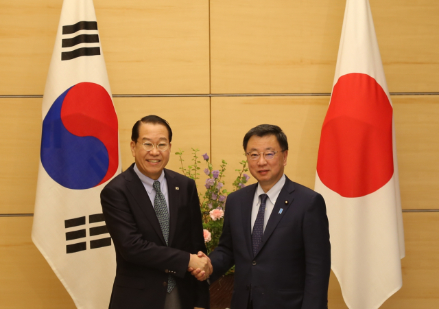 일본을 방문 중인 권영세 통일부 장관이 23일 도쿄 총리관저에서 마쓰노 히로카즈 일본 관방장관과 회담에 앞서 악수하고 있다. 연합뉴스