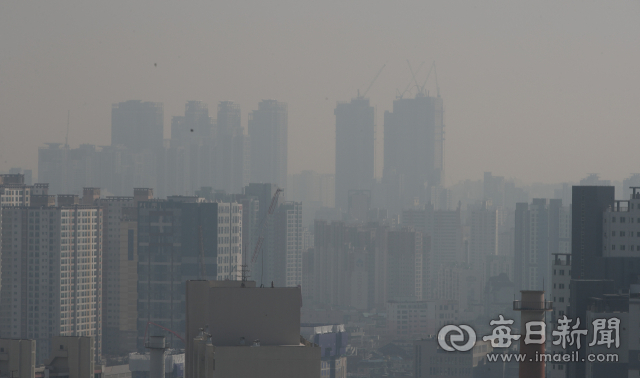 중국발 황사가 우리나라에 몰려들면서 미세먼지가 농도가 매우나쁨 수준을 보인 24일 오전 대구 도심이 뿌옇게 보이고 있다. 안성완 기자 asw0727@imaeil.com