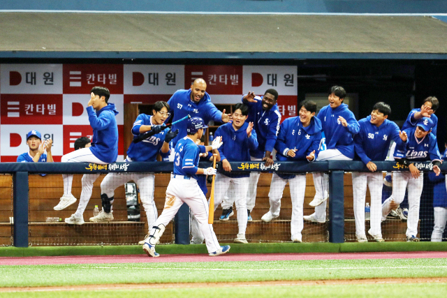 이성규가 역전 스리런 홈런을 터트린 뒤 덕아웃에서 동료들에게 축하를 받고 있다. 삼성라이온즈 제공