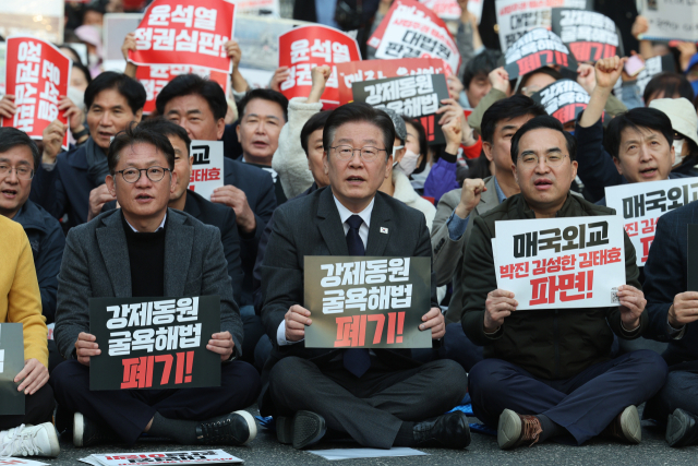 더불어민주당 이재명 대표, 박홍근 원내대표가 25일 오후 서울시청 인근에서 열린 