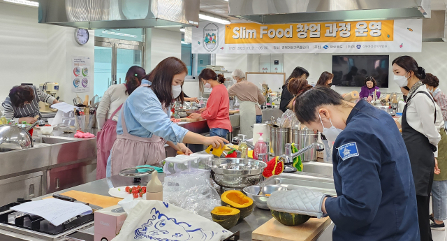 경북여성정책개발원이 여성 전문인력 양성을 위해 올 해 운영할 5개분야 교육과정 교육생을 모집한다, 사진은 지난 21일부터 개강한 슬림푸드 창업과정 교육 모습. 경북여성정책개발원 제공