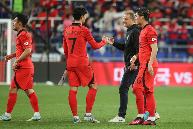 24일 오후 울산 문수축구경기장에서 열린 대한민국 대 콜롬비아 축구 대표팀의 평가전이 2대2 무승부로 끝난 뒤 위르겐 클린스만 감독이 2골을 기록한 손흥민과 인사하고 있다. 연합뉴스