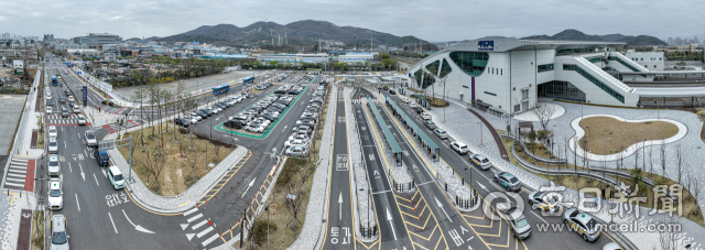 서대구역 개통 1주년을 앞둔 25일 오후 서대구역 주차장이 차량들로 가득 차있는 모습이다. 안성완 기자 asw0727@imaeil.com