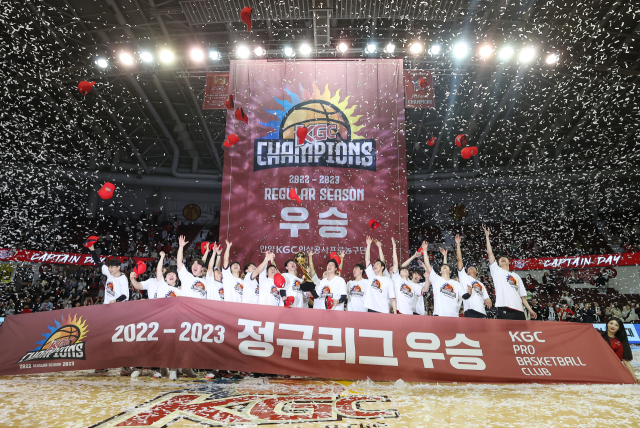 26일 안양체육관에서 열린 2022-2023 SKT 에이닷 프로농구 정규리그 안양 KGC인삼공사와 원주 DB 프로미의 경기가 끝난 뒤 정규리그 우승을 확정한 KGC 선수들이 기념 촬영하고 있다.연합뉴스