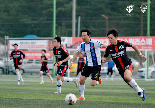 2023 포항스틸러스배 클럽대항 축구대회 청년부 결승전에서 양 팀 선수들이 볼을 다투고 있다. 포항스틸러스 제공