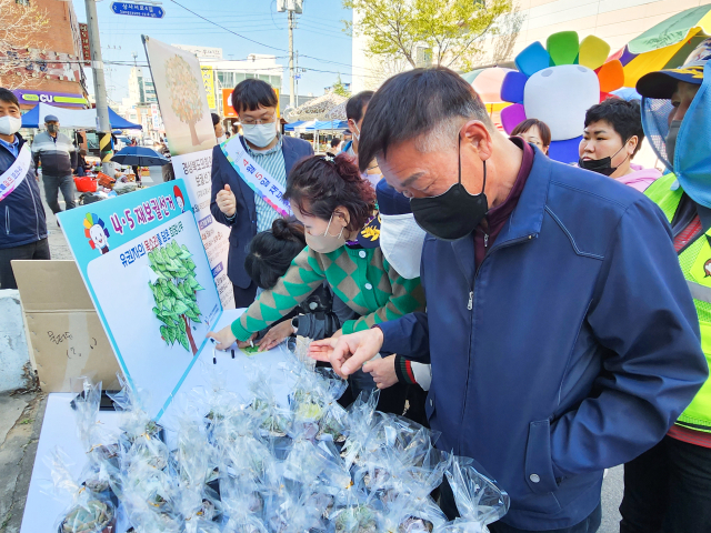 경상북도선거관리위원회와 구미시선거관리위원회는 27일 오후 2시 구미시 상모사곡동 월요장터에서 선거구민을 대상으로 