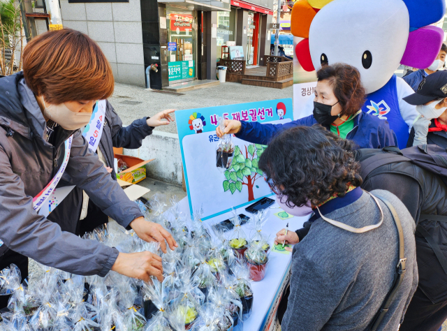 경상북도선거관리위원회와 구미시선거관리위원회는 27일 오후 2시 구미시 상모사곡동 월요장터에서 선거구민을 대상으로 