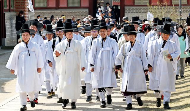 지난 3월 27일 오후 서울 경복궁에서 열린 제4회 퇴계선생 마지막 귀향길 재현행사 개막식에서 이철우 경북도지사, 권기창 안동시장, 구윤철 경북문화재단 대표 등 내빈들이 사정전 일원에서 출발하고 있다. 경북도 제공