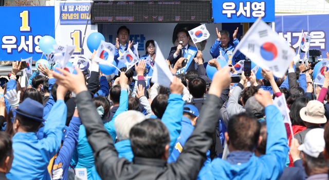 더불어민주당 이재명 대표가 28일 오후 경남 창녕군 창녕읍 송현리 창녕장(5일장)에서 4·5 창녕군수 보궐선거에 출마한 같은 당 성기욱 후보와 경남도의원 창녕군 제1선거구에 출마한 우서영 후보에 대해 지지를 호소하고 있다. 연합뉴스