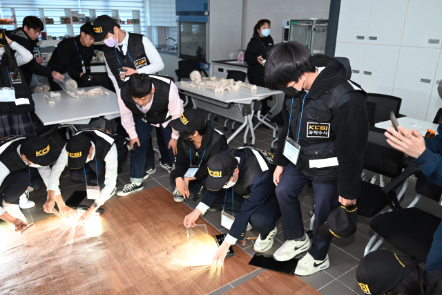 경북경찰청 과학수사과는 28일 경북 문경시 산양중학교 전교생 26명을 대상으로 과학수사 체험교육을 했다. 경북경찰청 제공