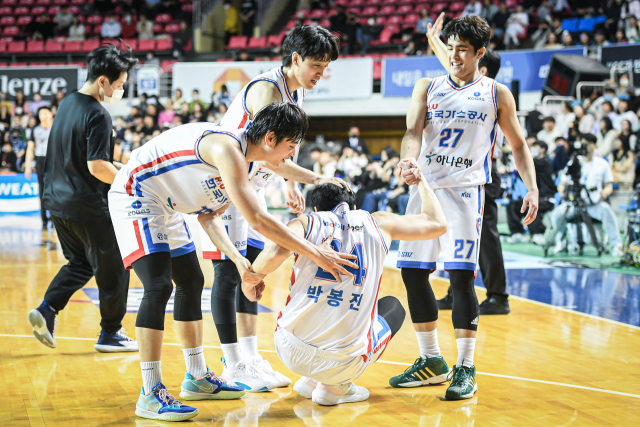 29일 2022-2023 SKT 에이닷 프로농구 정규리그 대구 한국가스공사와 전주KCC의 마지막 경기 서로 격려하는 가스공사 선수단. KBL 제공