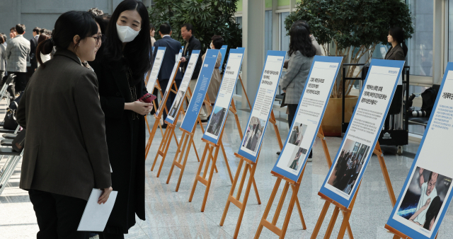 북한 인권을 위한 국제사회의 노력과 북한 여성 인권 실태 전시회가 30일 오전 서울 여의도 국회 의원회관에서 국민의힘 태영호 의원실 주최로 열리고 있다. 연합뉴스