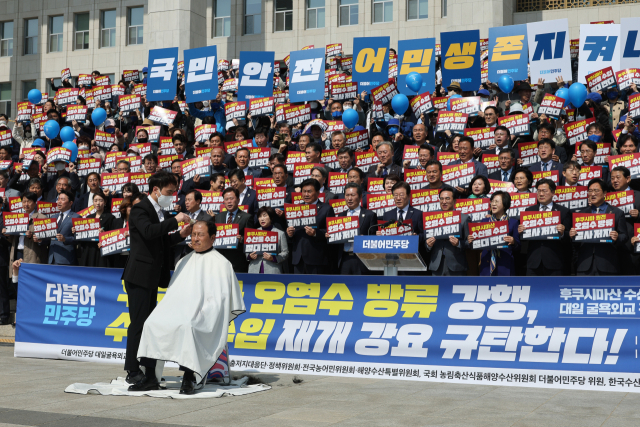 더불어민주당 윤재갑 해양수산특별위원회 위원장이 30일 오전 국회에서 열린 후쿠시마산 수산물 수입 반대 및 대일 굴욕외교 규탄대회에서 삭발식을 하고 있다. 연합뉴스