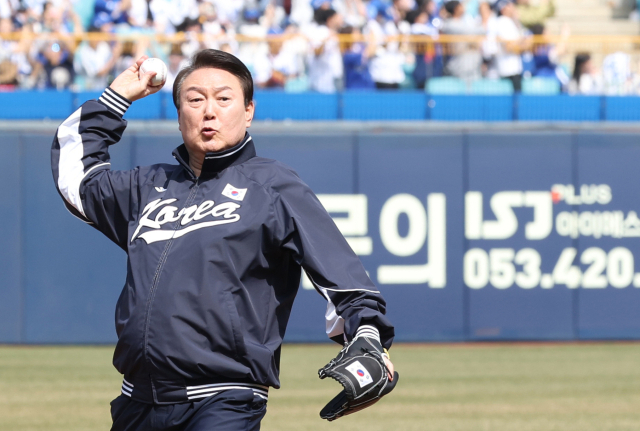 윤석열 대통령이 1일 대구 삼성라이온즈파크에서 열린 2023 프로야구 NC 다이노스와 삼성 라이온즈의 개막전에서 시구하고 있다. 연합뉴스