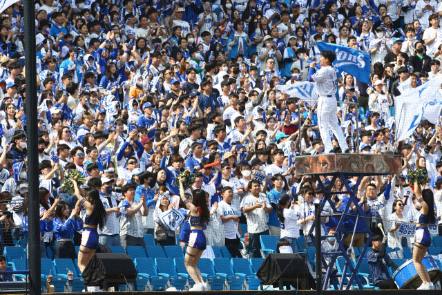 1일 삼성라이온즈와 NC다이노스의 2023 KBO리그 정규리그 개막전이 펼쳐진 대구삼성라이온즈파크에 관중들이 가득 들어차 응원하고 있다. 삼성라이온즈 제공