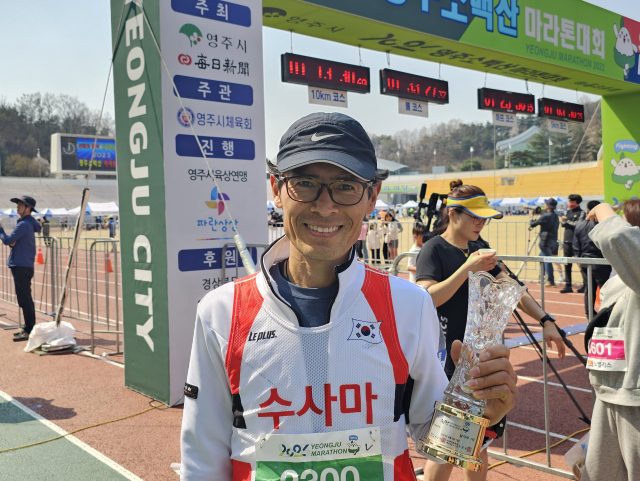 2023 영주소백산마라톤대회 10km코스 남자 우승 김회묵(50) 씨. 윤영민 기자