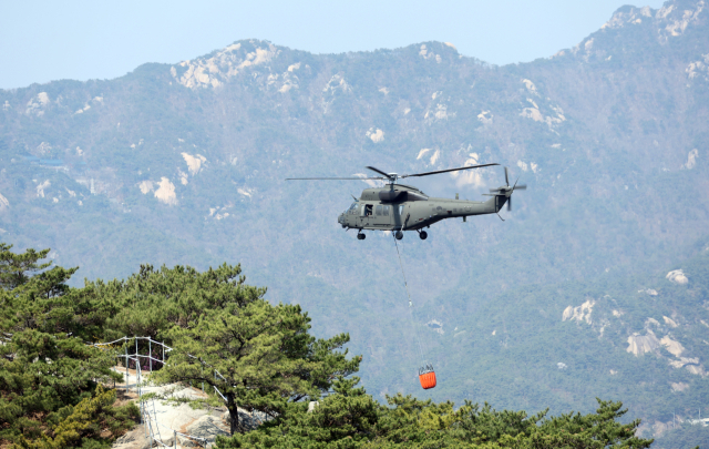 2일 오후 산불이 발생한 서울 인왕산에서 군헬기가 진화 작업을 하고 있다. 연합뉴스