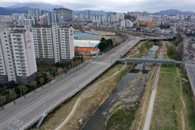 지난달 22일 광주 도심을 흐르는 광주천이 말라가며 바닥이 드러냈다. 하천 유지용수 공급하는 주암댐 물 공급이 가뭄에 끊기면서 광주천 수량이 줄어들었다. 연합뉴스