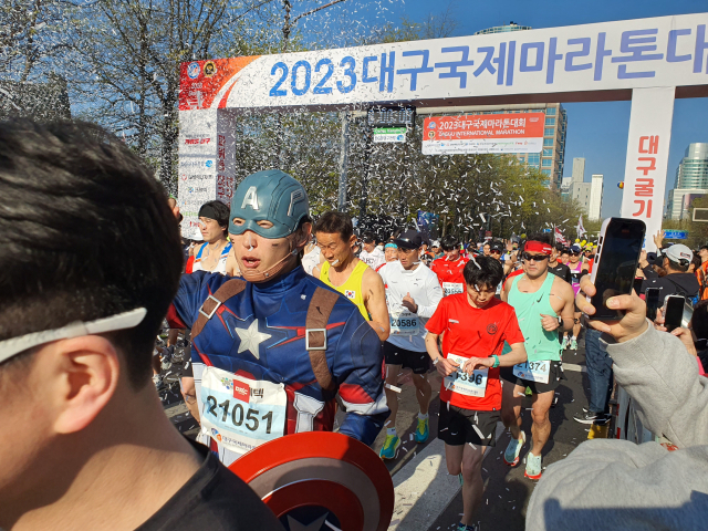 2일 대구 국채보상운동기념공원 및 대구 도심 일원에서 개최된 대구국제마라톤대회에 참가한 마스터즈 선수단이 힘차게 출발하고 있다. 김우정 기자