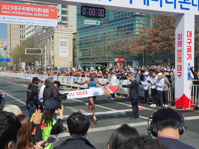 2일 대구 국채보상운동기념공원 및 대구 도심 일원에서 개최된 대구국제마라톤대회에서 남자부 밀키사 멍그샤 톨로사(에티오피아)가 가장 먼저 결승 테이프를 끊고 있다. 김우정 기자