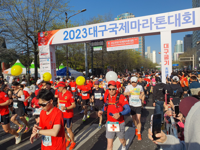 2일 대구 국채보상운동기념공원 및 대구 도심 일원에서 개최된 대구국제마라톤대회에 참가한 마스터즈 선수단이 힘차게 출발하고 있다. 김우정 기자