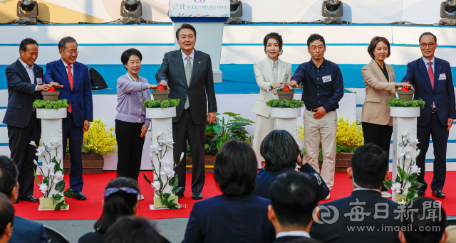 윤석열 대통령과 김건희 여사가 1일 대구 서문시장 큰장삼거리에서 열린 