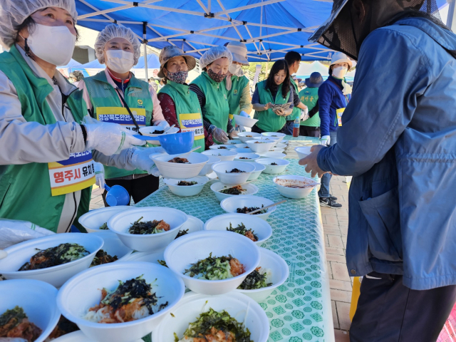 소백산마라톤 대회 먹거리장터에서 제공되는 잔치국수. 새마을회 회원들이 한끼 간편식 잔치 음식을 준비한다. 마경대 기자