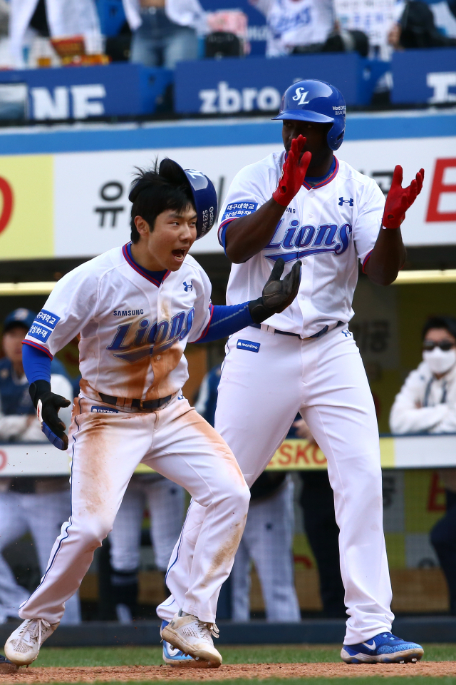 2일 대구삼성라이온즈파크에서 열린 삼성과 NC 개막 2차전, 삼성 김지찬이 포수와 홈 승부에서 이겨내며 환호하고 있다. 삼성라이온즈 제공