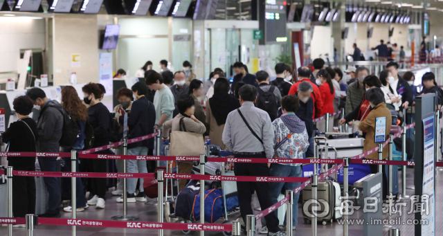 지난 3일 오후 대구공항 국제선 카운터에서 탑승객들이 대구~오사카 항공편 탑승수속을 기다리고 있다. 매일신문DB