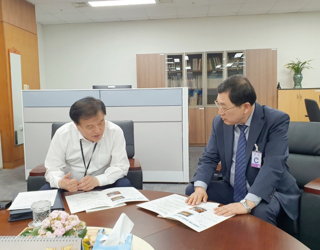 주낙영(오른쪽) 경주시장이 4일 이진복 대통령실 정무수석을 만나 주요 현안 사업을 보고하고 정부 차원의 전폭적인 지원을 요청하고 있다. 경주시 제공