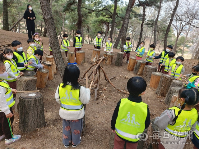 삼성현역사문화공원의 삼성현 유아숲 체험원에서 숲 체험을 하고 있는 어린이들 모습. 경산시 제공