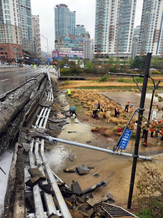 정자동 교각 붕괴 사고 현장. 경기도소방재난본부 제공