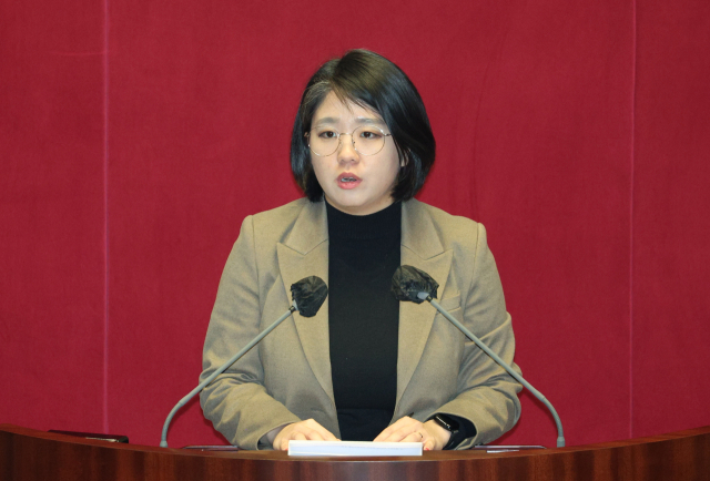 기본소득당 용혜인 상임대표가 지난달 30일 국회에서 열린 본회의에서 국내 반도체 산업 육성을 위한 이른바 