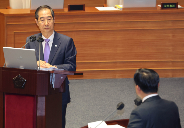 한덕수 국무총리가 5일 국회에서 열린 교육·사회·문화 분야에 관한 대정부질문에서 의원 질문을 듣고 있다. 연합뉴스