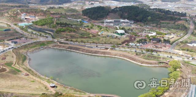 26만2천여㎡의 넓은 면적에 조성된 전통과 문화, 쉼이 어우러진 복합 문화공간 삼성현역사문화공원 전경. 경산시 제공