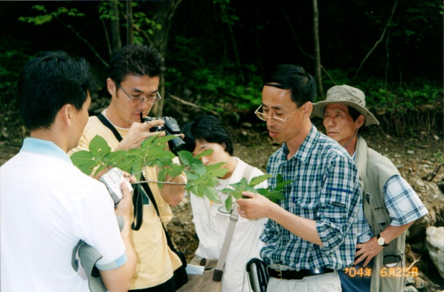 2004년 비슬산 생태 탐사 교육 당시 참가자들에게 설명하고 있는 고 조영호 영남자연생태보존회장(오른쪽 두 번째 파란 셔츠 입은 남성)의 모습. 류승원 씨 제공.