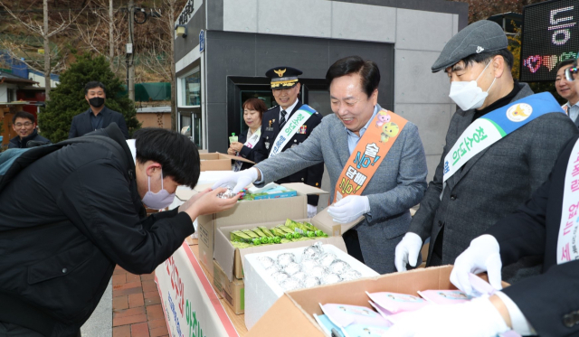 안동시는 6일 경일고등학교 정문에서 등교하는 학생들에게 음료수와 주먹밥을 전달하는 