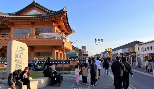 경주의 핫플레이스인 황리단길이 인기를 얻고 있다. 전국에서 관광객들로 붐비고 있다.