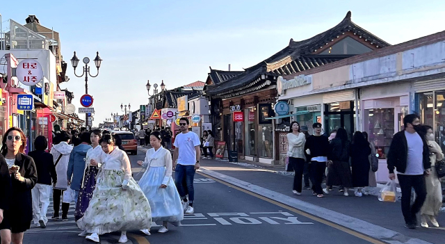 경주의 핫플레이스인 황리단길이 인기를 얻고 있다. 전국에서 관광객들로 붐비고 있다.