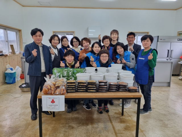 경북 군위군 군위읍 여성자원봉사대가 홀몸노인과 장애인 가구에 반찬을 만들어 지원하고 있다. 군위군 제공