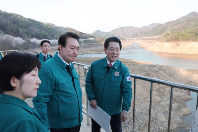 윤석열 대통령이 31일 전라남도 순천시 주암조절지댐을 방문, 가뭄 상황을 점검하고 있다. 연합뉴스