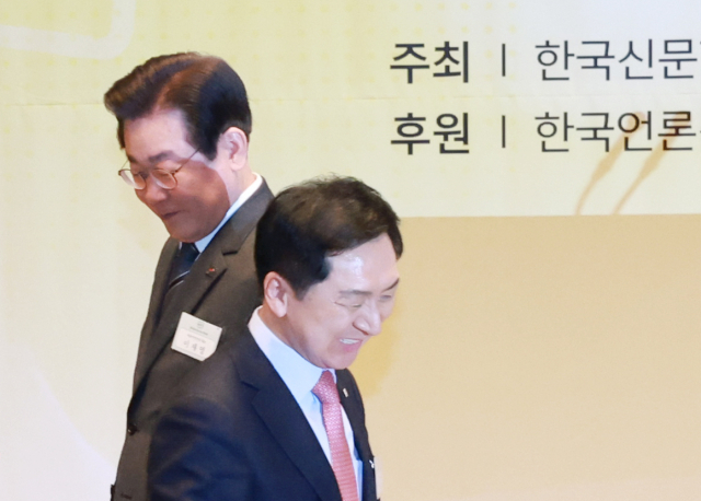 국민의힘 김기현 대표(오른쪽)와 더불어민주당 이재명 대표가 6일 서울 중구 한국프레스센터에서 열린 67회 신문의 날 기념식에 참석해 축하떡 자르기를 위해 자리를 찾아 이동하며 엇갈리고 있다. 연합뉴스