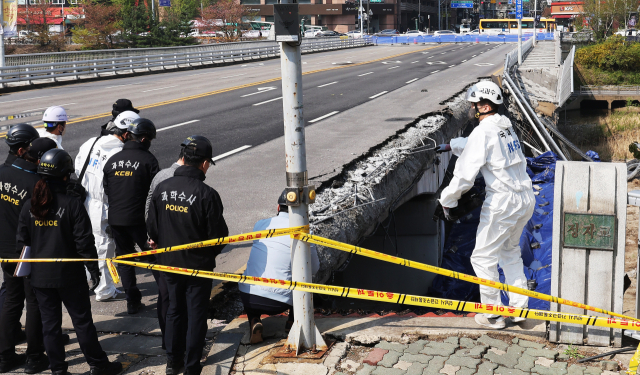 보행로가 무너지며 두 명의 사상자가 발생한 경기도 성남시 정자교에서 7일 오전 경찰과 국과수 등 관계자들이 사고 원인을 찾기 위한 합동 감식을 하고 있다. 연합뉴스