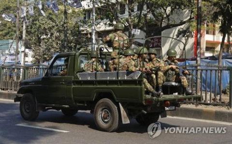 방글라데시 다카에서 순찰 중인 군인. 기사 내용과는 무관. EPA=연합뉴스