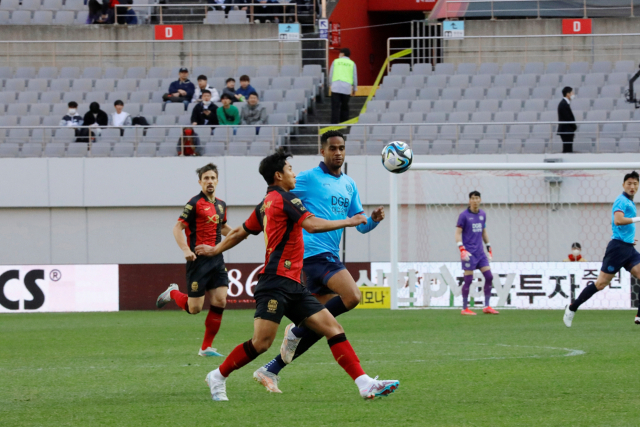 전반전에만 3실점…4만5천 관중 앞에서 무너진 대구FC