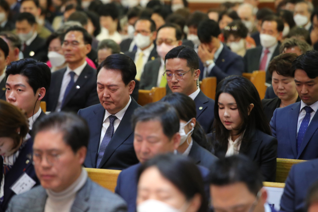 윤석열 대통령과 김건희 여사가 9일 서울 중구 영락교회에서 열린 2023 한국교회 부활절 연합예배에 참석해 있다. 연합뉴스